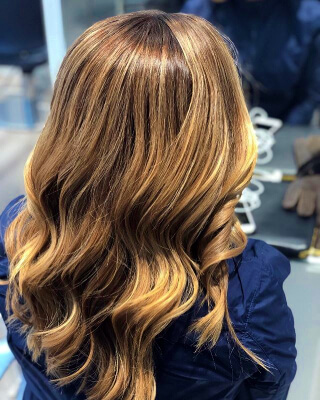 Vad kostar en klippning i Stockholm? Balayage av Colours by Jenny Hansson, en frisör i Stockholm.