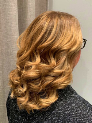 Blond balayage av Colours by Jenny Hansson - En frisör i Stockholm