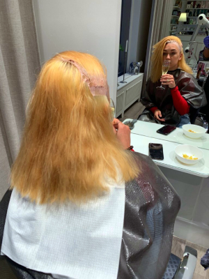 Gå från mörkt till blont hår. Avfärgning under behandlingen hos Colours by Jenny Hansson - En frisör i Stockholm.