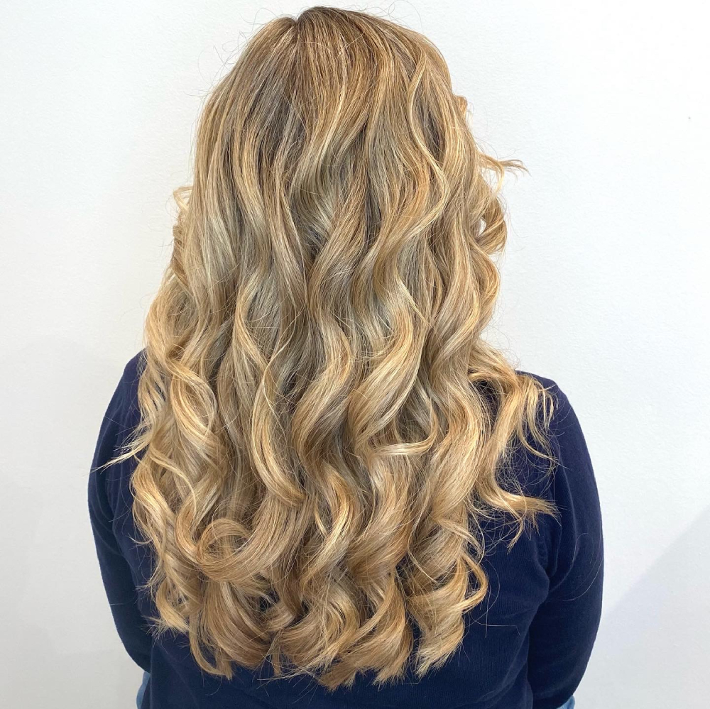 Frisör Stockholm. Blont hår i en balayage med inslag av guld. Colours by Jenny Hansson.